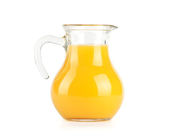 Pomerančová šťáva v džbánu. izolované na bílém pozadí — Stock fotografie