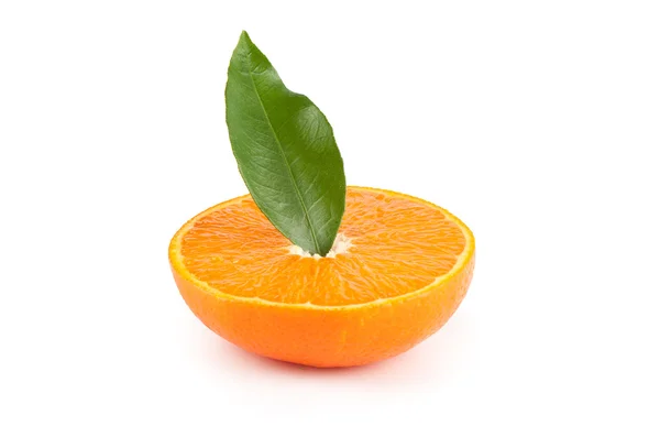 Fatia de laranja madura fresca e folha — Fotografia de Stock