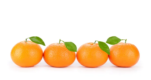 Mandarinas laranja frescas isoladas sobre um fundo branco — Fotografia de Stock