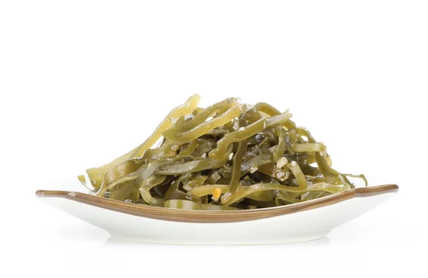 Салат из водорослей на тарелке — стоковое фото