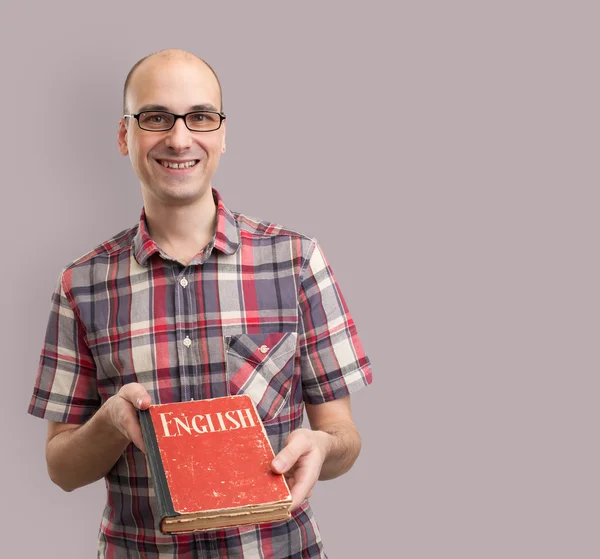 Apprendre l'anglais. Étudiant masculin avec livre — Photo