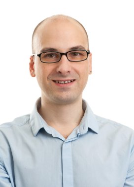 Beyaz arka planda izole edilmiş genç sıradan erkek portresi