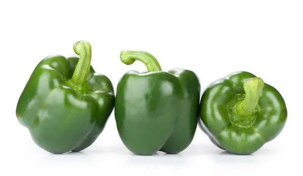 Grüne Paprika isoliert auf weißem Hintergrund — Stockfoto