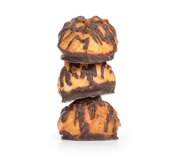 Biscoitos de massa de chocolate isolados sobre fundo branco — Fotografia de Stock