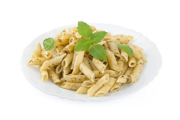 Pesto sos ve taze fesleğen beyaz tabak makarna — Stok fotoğraf