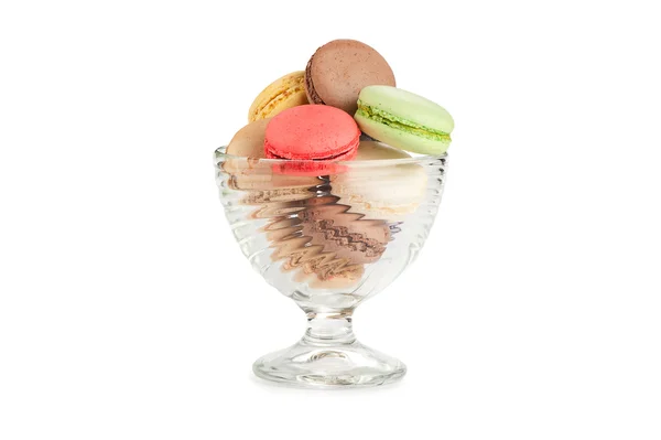 Macarons colorés sur fond blanc — Photo