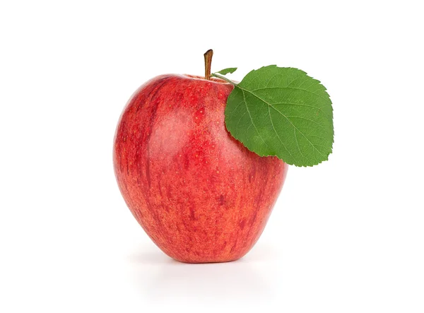 Roter Apfel mit Blatt — Stockfoto