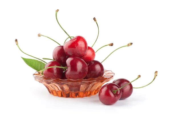 Bayas de cereza aisladas sobre fondo blanco — Foto de Stock