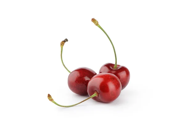 Спелые красные ягоды вишни с листьями — стоковое фото