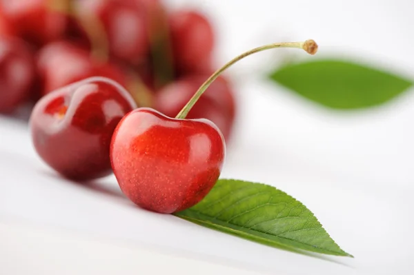 Sweet cherries with the leaf — Stock Photo, Image