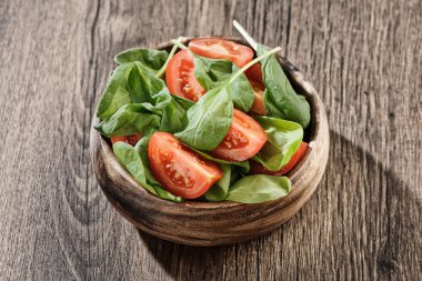 bir plaka üzerinde bebek ıspanak salatası