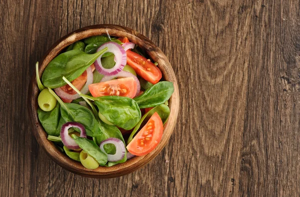 ほうれん草、トマトとオリーブのサラダ — ストック写真