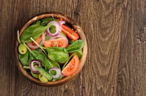 Sallad med tomat, oliver och spenat — Stockfoto