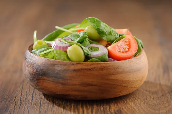 Sallad med tomat, oliver och spenat — Stockfoto