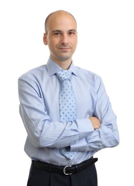 Beyaz arka üzerinde katlanmış ellerle genç iş adamı portresi