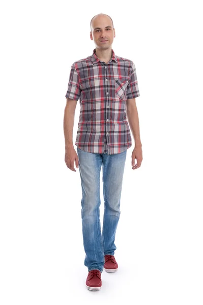 Sorridente camminare casuals uomo in camicia rossa isolato su schienale bianco — Foto Stock