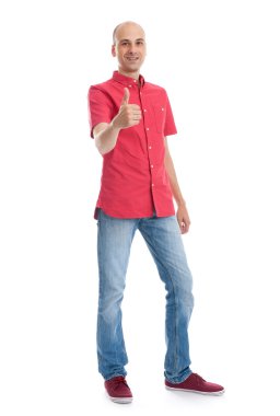 casual adam baş parmağını gösterilen