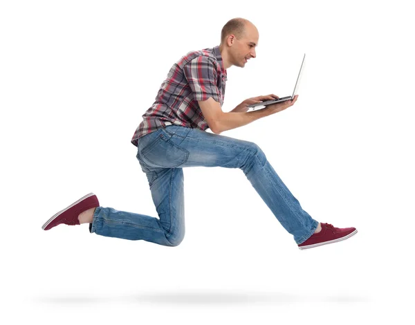 Άνθρωπος που τρέχει με ένα φορητό υπολογιστή που απομονώνονται σε λευκό φόντο — Φωτογραφία Αρχείου