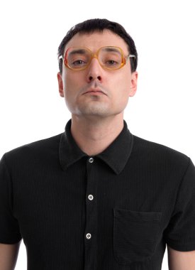 komik beyaz b izole gözlük ile genç nerd portresi