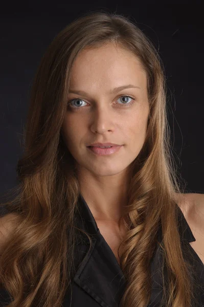 Närbild porträtt av ung vacker kvinna. mörk bakgrund — Stockfoto