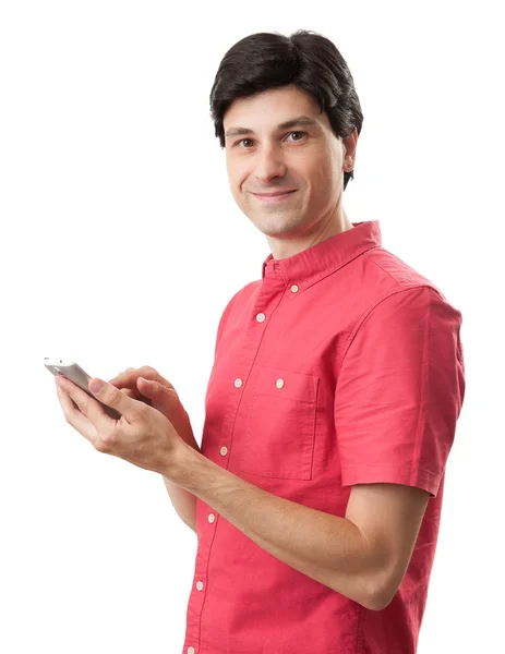 Uomo sorridente guardando il suo smartphone mentre messaggistica di testo — Foto Stock