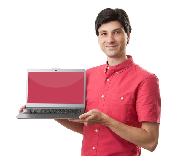 Hombre casual que presenta un ordenador portátil con una pantalla vacía roja — Foto de Stock