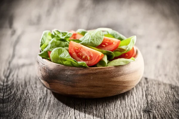 Шпинат і томатний салат — стокове фото