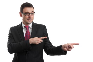 İşadamı bir şey gösteriyor.