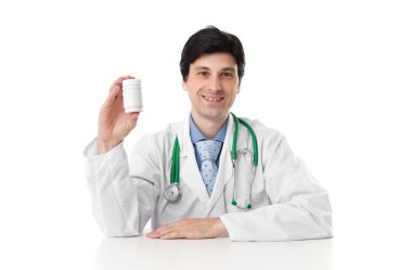 Doktor bir şişe hap gösteriyor.