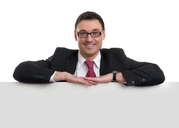 Sonriente joven hombre de negocios mostrando letrero en blanco — Foto de Stock