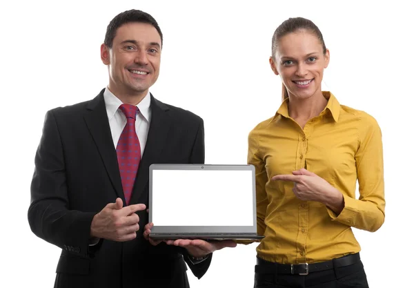 Empresarios mostrando un ordenador portátil con pantalla en blanco —  Fotos de Stock