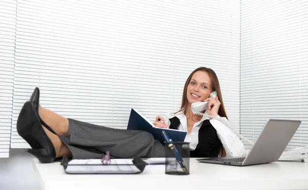 Schattige jonge kantoor werknemer praten over telefoon in office — Stockfoto