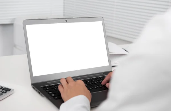 Scrivania dell'ufficio e computer portatile con schermo bianco — Foto Stock