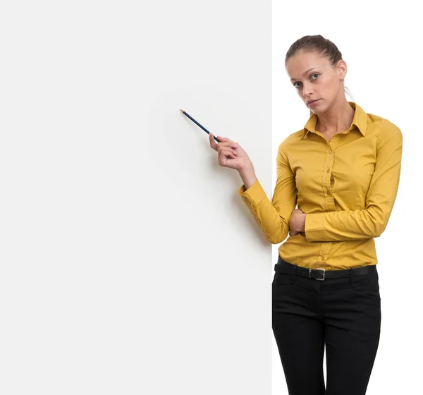 Joven mujer de negocios mostrando letrero en blanco — Foto de Stock