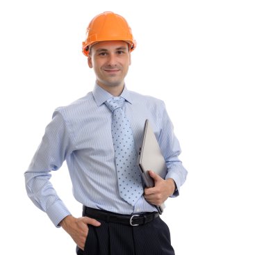 kask ve holding laptop giyen genç erkek mimar