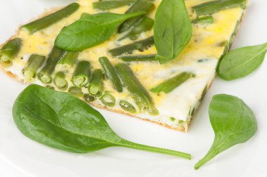 kızarmış yumurta taze fasulye ve ıspanak