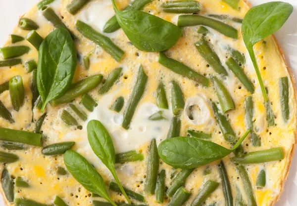 Fried eggs with green beans and spinach — Stock Photo, Image