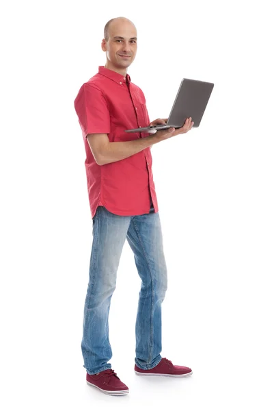 Lachende jonge man aan het werk op zijn laptop — Stockfoto