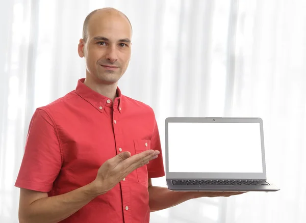 Uomo casuale che tiene il computer portatile, indicando lo schermo vuoto — Foto Stock