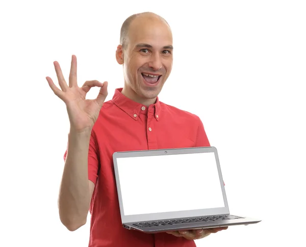 Homem mostrando computador portátil em branco e sinal ok — Fotografia de Stock