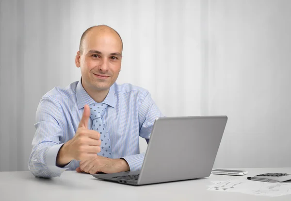 Бизнесмен с ноутбуком показывает большие пальцы вверх — стоковое фото