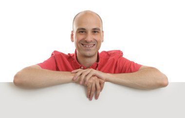 adam beyaz zemin üzerine izole boş tabela ile