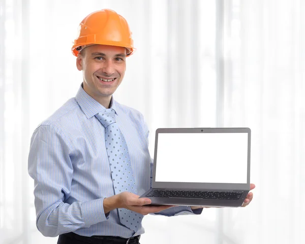 Jonge ingenieur met een laptop — Stockfoto