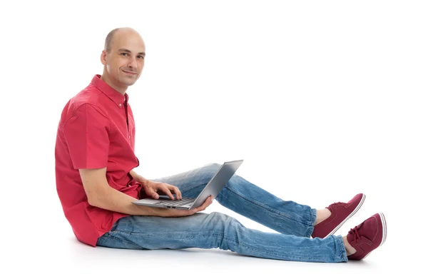 Hombre sentado y usando un ordenador portátil — Foto de Stock