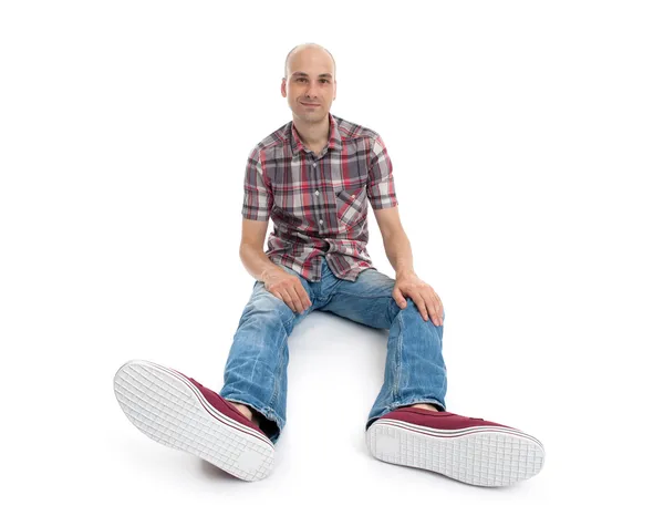 Casual man zittend op de vloer — Stockfoto