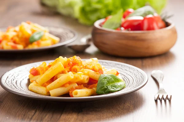 Penne pasta med tomater — Stockfoto