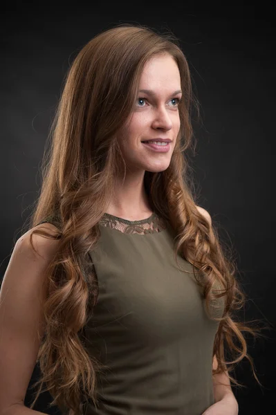Vacker ung kvinna med långt mörkt hår — Stockfoto