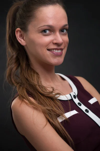 Schöne junge Frau mit langen dunklen Haaren — Stockfoto