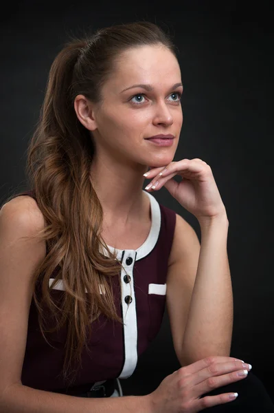 Mooie jonge vrouw met lang donker haar — Stockfoto