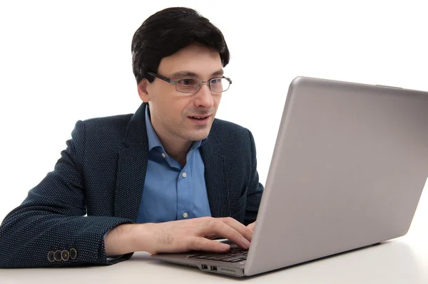 Porträtt av ung självsäker affärsman med laptop — Stockfoto